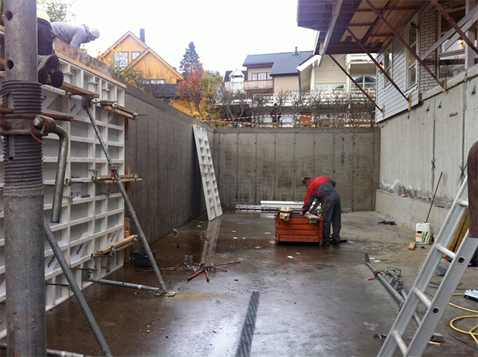 Mann som jobber med en betongkonstruksjon.