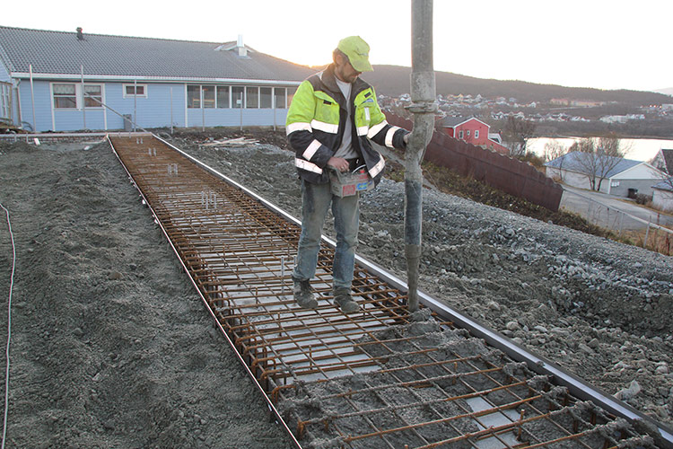 Mann som står på en betongkonstruksjon.