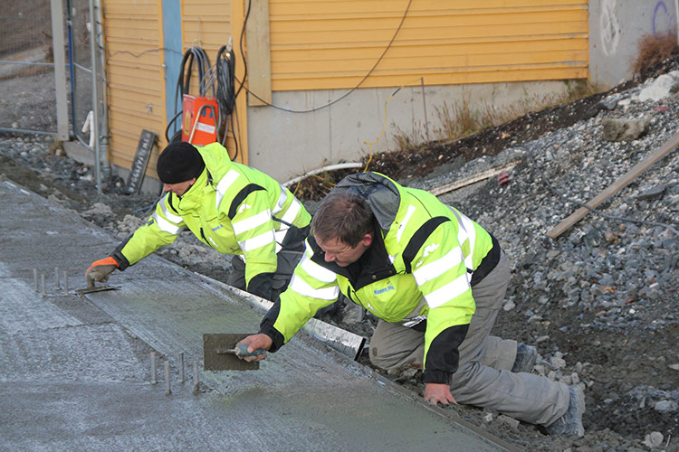 To menn som jobber med en betongflate.